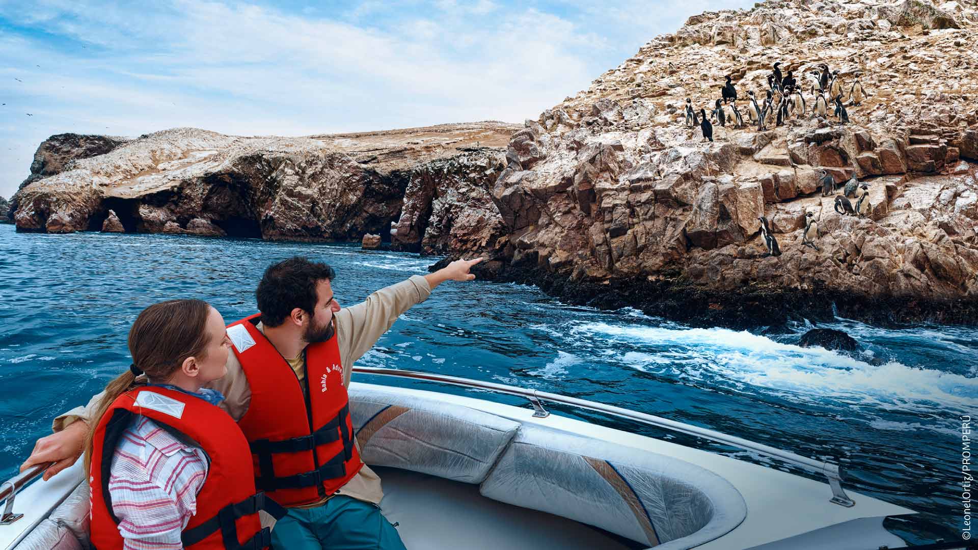 Turistas paseando en yate observando a los pingüinos en las Islas Ballestas, Paracas. ©PROMPERÚ